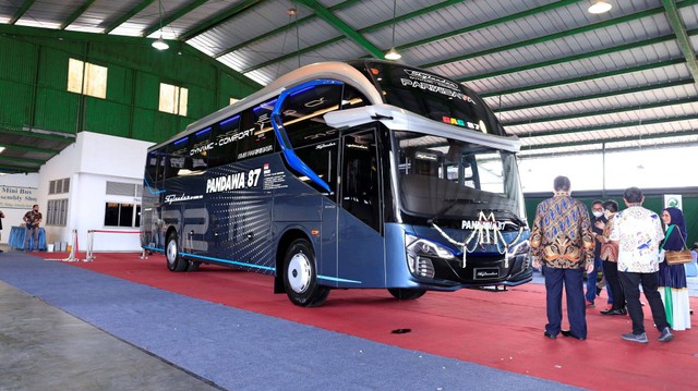 Bus baru PO Pandawa 87 berbalut bodi Skylander R22 SHD. Foto: dok. Hino Motor Sales Indonesia (HMSI)