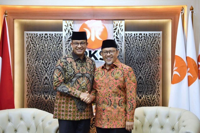 Wakil ketua majelis Syura PKS Ahmad Heryawan (kanan) berjabat tangan dengan Anies Baswedan di Kantor DPP PKS. Foto: Dok. PKS