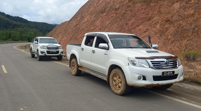 Mobil off-road dengan plat Malaysia yang merupakan ciri khas kendaraan di Desa Long Bawan. Dokumentasi Pribadi