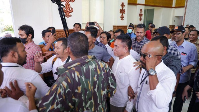 Mantan gubernur Irwandi Yusuf tiba di Aceh pada Ahad (30/10) sekitar pukul 10.30 WIB. Sekitar seratus pendukung menyambutnya di Bandara SIM. Foto: Suparta/acehkini
