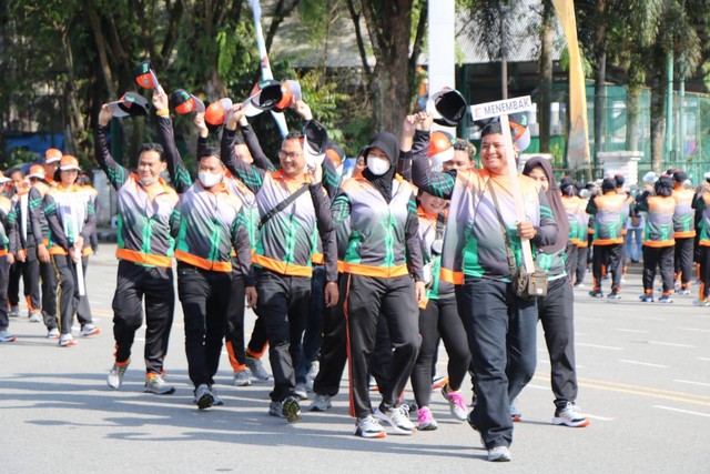 Pemkot lepas 911 kontingen Kota Pontianak dari 42 cabang olahraga (cabor) yang akan berlaga di Pekan Olahraga Provinsi (Porprov) ke-XIII Kalimantan Bara