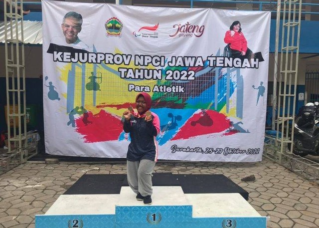 Sabrina Herliana, murid kelas XII IPS 2 SMAN 1 Dukuhwaru, Kabupatén Tegal dadi juara neng Kejurprov NPCI Jawa Tengah.