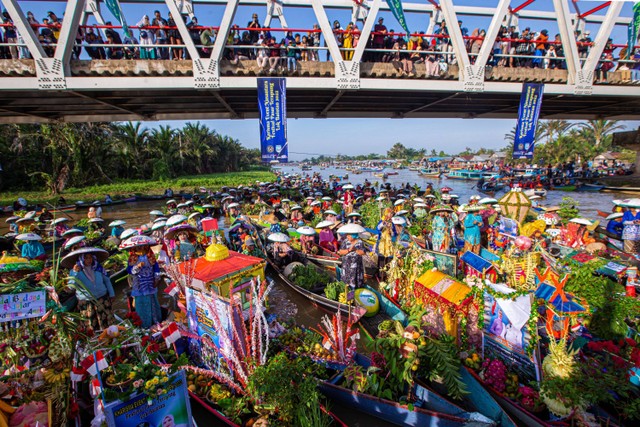 Pedagang pasar terapung saat Festival Pasar Terapung Lok Baintan 2022 di Desa Sungai Pinang Lama, Kabupaten Banjar, Kalimantan Selatan, Minggu (30/10/2022). Foto: Bayu Pratama S/ANTARA FOTO