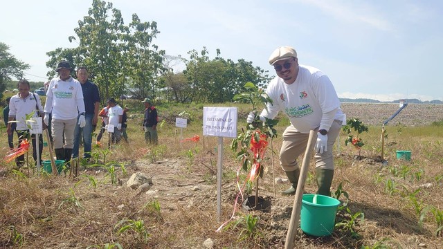 Field Manager Pertamina EP Sukowati Field Totok Parafianto, saat lakukan penanaman pohon di area Waduk Gongseng, di Desa Kedungsari, Kecamatan Temayang, Bojonegoro. (Foto: Didin BeritaBojonegoro)