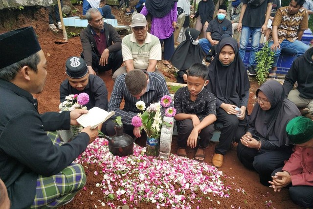 Suasana pemakaman WNI korban penembakan di Texas, Novita Kurnia Putri di TPU Sasono Naloyo. Foto: Intan Alliva Khansa/kumparan