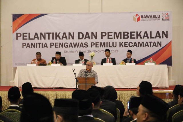 Bupati Kuningan, Acep Purnama menekankan, agar seluruh Anggota Panwascam dapat menjaga netralitas dan profesionalisme saat Pemilu 2024. (Andri)