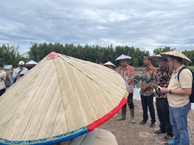 Peserta diklat Sesdilu angkatan 73 mengenakan kadabang, disambut pejabat Desa Bebatu, 27 Oktober 2022 (dokumentasi: pribadi)