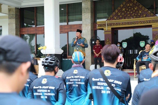 Gubernur Sumsel menyambut langsung kedatangan peserta gowes bareng, di halaman Griya Agung Palembang. (Foto: Istimewa)
