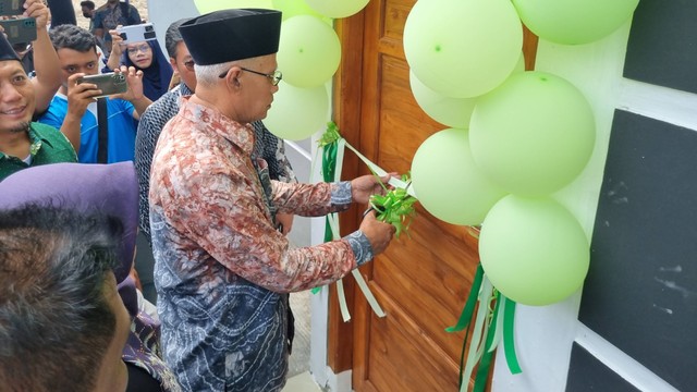 Ketua Umum PP Muhammadiyah, Haedar Nashir meresmikan Griya Ahmad Dahlan di Sragen, Minggu (30/10/2022). FOTO: Fernando Fitusia