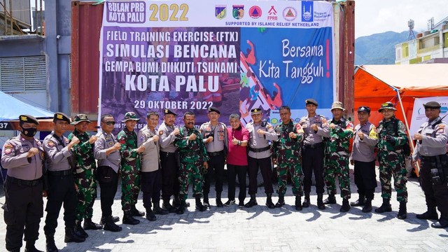 Wali Kota Palu Hadianto Rasyid (tengah) bersama personel TNI Polri usai mengikuti simulasi bencana yang digelar BPBD Kota Palu dan Yayasan Relief Islami Indonesia di Palu Grand Mall, Sabtu (29/10). Foto: Istimewa