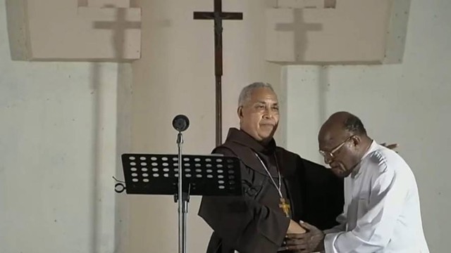 Uskup Jayapura, Mgr Leo Laba Ladjar OFM saat bersama Uskup Jayapura terpilih, Pastor Yan You sesaat setelah membacakan surat dari Paus Fransiskus terkait pengumuman Uskup Jayapura terpilih. (Foto tangkapan layar) 