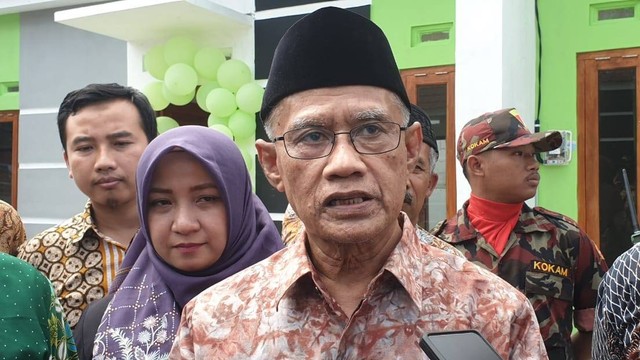 Ketua Umum PP Muhammadiyah, Haedar Nashir saat memberikan keterangan kepada awak media, Minggu (30/10/2022). FOTO: Fernando Fitusia