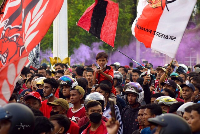 Para Skaterz, suporter tim Persekat Kabupaten Tegal saat mendukung tim kebanggaannya. 