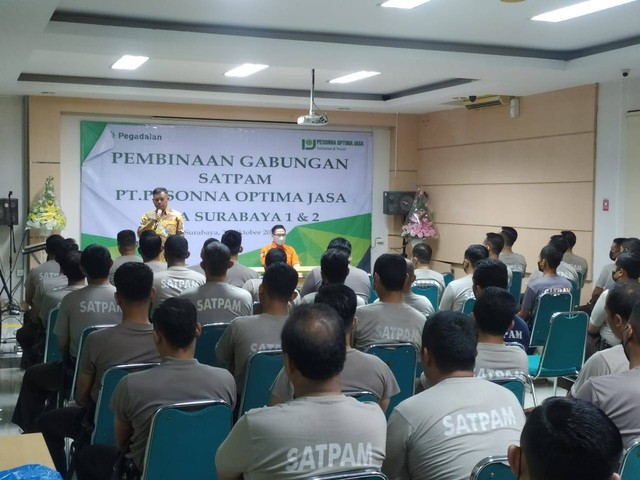 Para Satuan Pengaman (Satpam) PT. Pesona Optima Jasa saat mengikuti Pembinaan dan Pelatihan Gabungan. Dok/ Mulyono Rekso