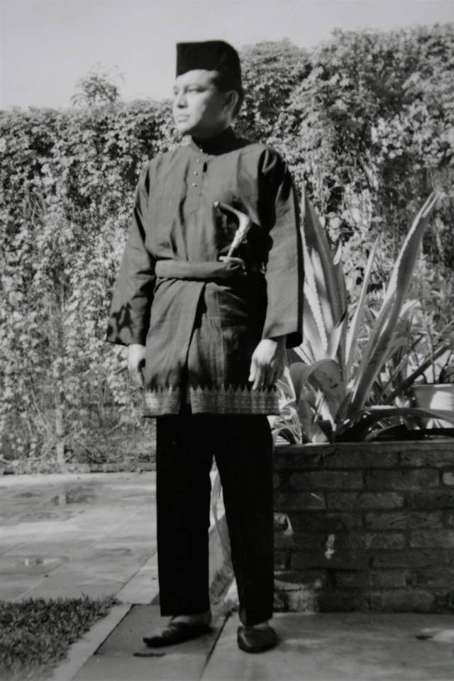 Tgk Hasan Muhammad di Tiro semasa muda dengan rencongnya. Foto repro: Suparta dari dokumen pribadi