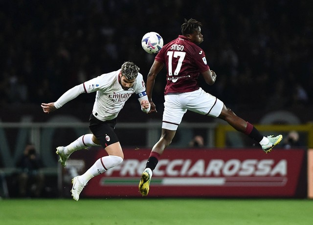 Theo Hernandez dari AC Milan duel dengan Wilfried Singo dari Torino saat pertandingan di Stadio Olimpico Grande Torino, Turin, Italia. Foto: Massimo Pinca/Reuters