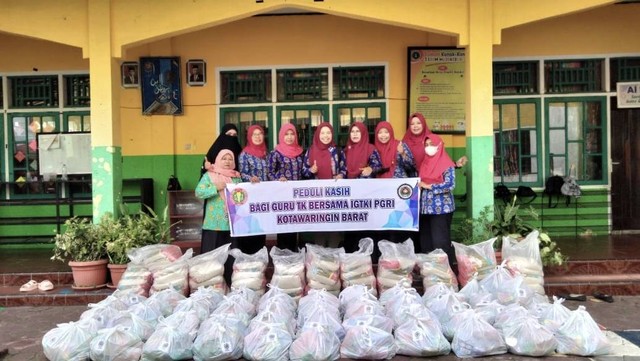 Pengurus IGTKI Kobar menyalurkan bantuan untuk para guru TK yang rumahnya ikut terendam banjir. Foto: Lukman Hakim/InfoPBUN