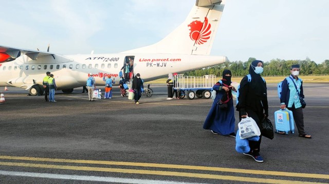 Jemaah Samira Travel Pangkalan Bun tiba di Bandara Iskandar Pangkalan Bun, Jumat (29/10). Foto: IST/InfoPBUN