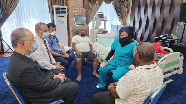 Pemeriksaan kesehatan Gubernur Papua, Lukas Enembe oleh 3 dokter spesialis dari RS Mount Elizabeth Singapura. (Foto istimewa)