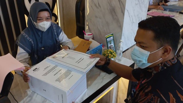 Penyerahan berkas perkara Mardani Maming ke Pengadilan Tipikor Banjarmasin. Foto: Dok. KPK
