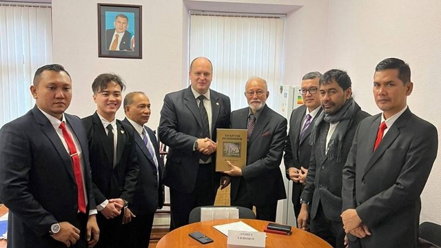 Delegasi Aceh yang dipimpin Tgk Malik Mahmud Al Haythar saat melakukan pertemuan dengan Kementerian Pendidikan Republik Tatarstan, Negara Bagian Federasi Rusia. Foto: LWN