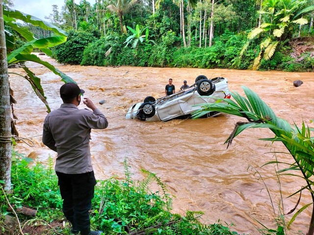 Mobil milik seorang anggota polisi di Kabupaten Aceh Utara, Aceh, terseret arus sungai saat sedang berlibur bersama keluarga. Foto: Dok. Istimewa