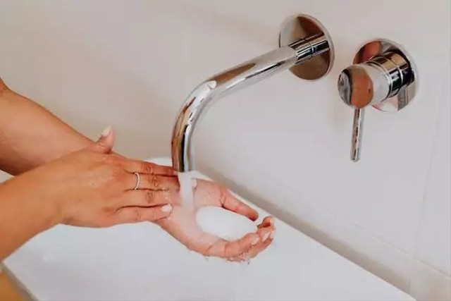 Apakah mandi wajib harus pakai sabun? Foto: Pexels