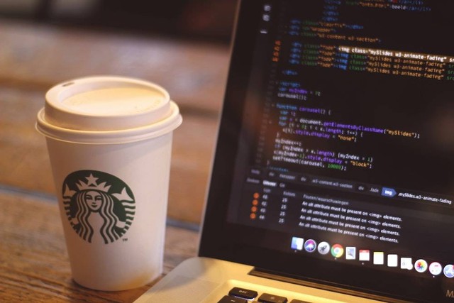 Ilustrasi bekerja sambil memesan kopi di Starbucks. Foto: Unsplash.com