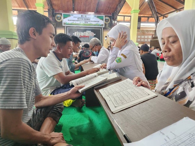 Kegiatan Pembelajaran Keagamaan Warga Binaan dipandu langsung oleh Tenaga pengajar dari Kemenang Kota,Senin (31/10/).