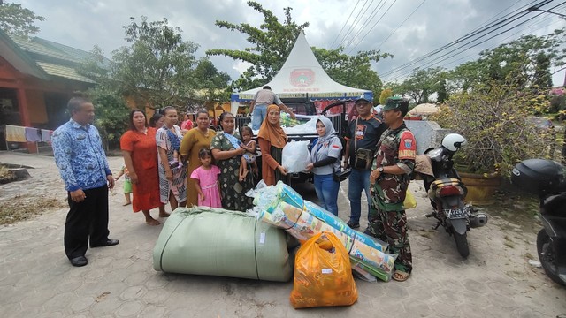 Ratusan selimut, tikar, alat mandi dan makanan ringan secara simbolis diserahkan manajemen Mini Soccer R88. Foto: Lukman Hakim/InfoPBUN
