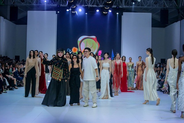 Rinaldy Yunardi, Stella Rissa, dan Yogie Pratama dalam Dewi Fashion Knights (DFK) di JFW 2023. Foto: JFW