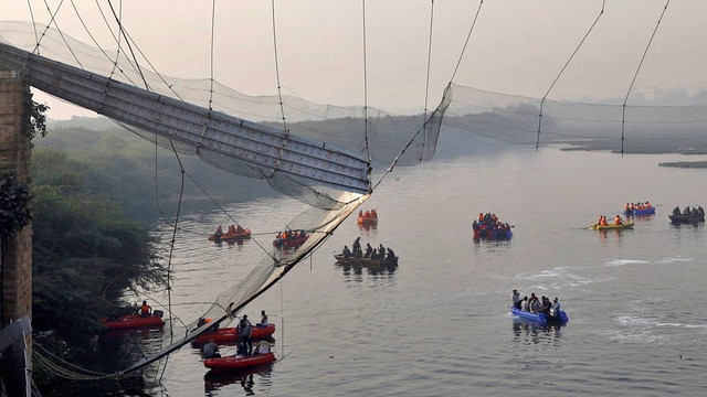 Tim penyelamat mencari korban setelah jembatan gantung runtuh di kota Morbi di negara bagian barat Gujarat, India, 31 Oktober 2022. Foto: REUTERS/Stringer