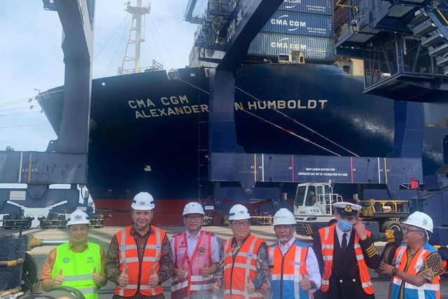 Penyambutan Kapal CMA CGM Alexander Von Humboldt, kapal terbesar di Indonesia. Senin (31/10/2022).  Foto: Nabil Jahja/kumparan