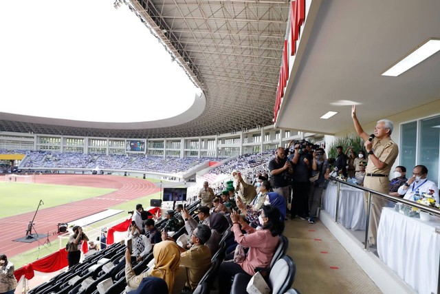 Turunkan angka nikah dini, Gubernur Jawa Tengah Ganjar Pranowo kampanyekan 'Jo Kawin Bocah' kepada ribuan pelajar yang hadir di Stadion Manahan, Solo. Foto: Dok. Istimewa