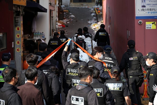 Polisi Korea Selatan melakukan olah tempat kejadian perkara (TKP) tragedi halloween Itaewon di Seoul, Korea Selatan. Foto: Kim Hong-Ji/REUTERS