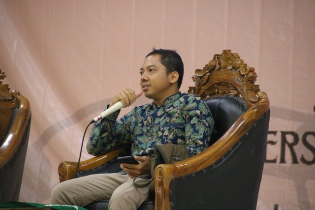 Mohammad Afrizal dosen PBSI saat menyampaikan materi pada kuliah umum (Sumber : Humas Unmuh Jember).