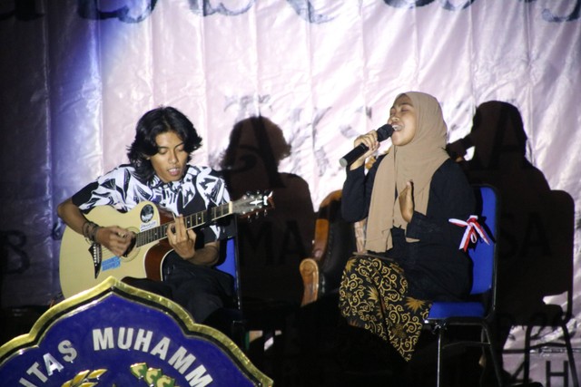 Mahasiswa PBSI saat menampilkan karyanya di Bulan Bahasa (Sumber : Humas Unmuh Jember).