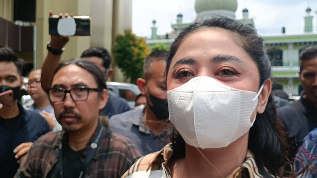 Dewi Perssik dan Pengacara Sandy Arifin, Polres Jakarta Selatan, Senin (31/10). Foto: Giovanni/kumparan