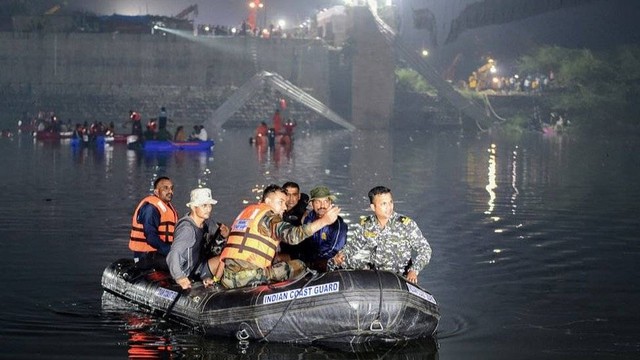 Regu penyelamat di Morbi, Gujarat, 31 Oktober 22