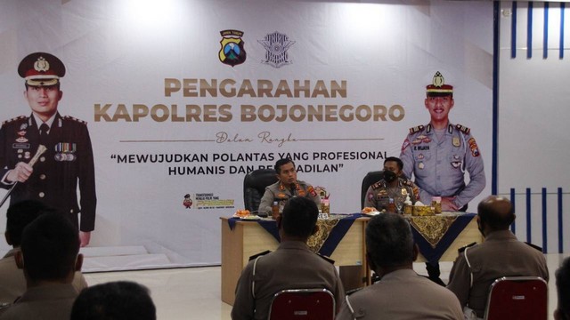 Kapolres AKBP Muhammad saat memberikan arahan kepada personel Sat Lantas Polres Bojonegoro. Senin (31/10/2022) (Foto: Dok. Humas Polres Bojonegoro)
