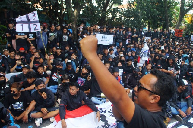Ratusan Aremania melakukan aksi demo damai di depan Kantor Kejari Kota Malang. Mereka menuntut pada Kejati untuk tidak segera P21. foto/tugumalang/Rubianto