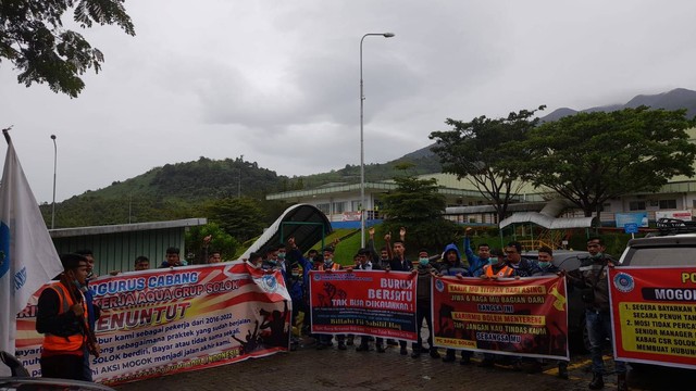 Serikat Pekerja AQUA Group Cabang Solok membawa spanduk protes kekecewaan pada manajemen perusahaan Tirta Investama Danone Aqua Solok, Senin (10/10/2022). Dokumentasi: SPAG Cabang Solok