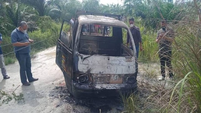 Mobil pikap yang terbakar bersama seorang pria ditemukan di pinggir Jalan Arifin, Desa Tasik Serai Timur, Kecamatan Talang Muandau, Kabupaten Bengkalis, Riau. (Dok Polres Bengkalis)