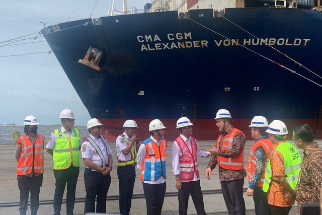Menhub Budi Karya Sumadi tinjau kapal CMA CGM Alexander Von Humboldt, Terminal JICT, Senin (31/10). Foto: Nabil Jahja/kumparan
