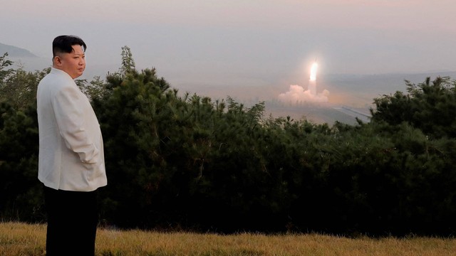 Pemimpin Korea Utara Kim Jong Un mengawasi peluncuran rudal di lokasi yang dirahasiakan di Korea Utara, dalam foto tak bertanggal yang dirilis pada 10 Oktober 2022. Foto: KCNA via REUTERS