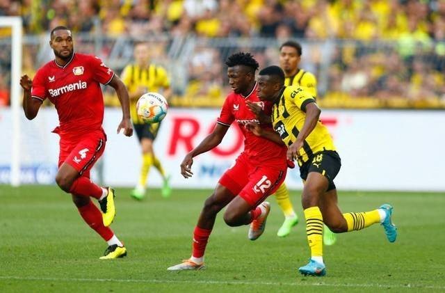 Edmond Tapsoba dari Bayer Leverkusen beraksi dengan Youssoufa Moukoko dari Borussia Dortmund pada pertandingan Bundes Liga antara Borussia Dortmund melawan Bayer Leverkusen di Signal Iduna Park, Dortmund, Jerman, Sabtu (6/8). Foto: Thilo Schmuelgen/REUTERS