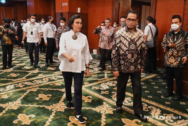 Menkeu Sri Mulyani dan Menhub Budi Karya Sumadi menghadiri Penandatanganan Proyek KPBU Pengembangan Proving Ground BPLJSKB Bekasi, pada Senin (31/10/2022).  Foto: Kemenhub RI