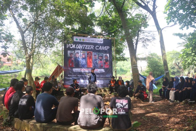 Pembukaan Volunteer Camp oleh Miftahuddin (Direktur Pelopor Kepedulian) di Danau Pamulang, Tangerang Selatan. (Sumber: Pribadi)