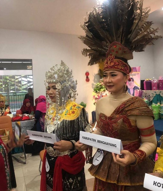 Lomba makeup yang digelar BKOW dan GOW Kalbar. Foto: Dok. Istimewa