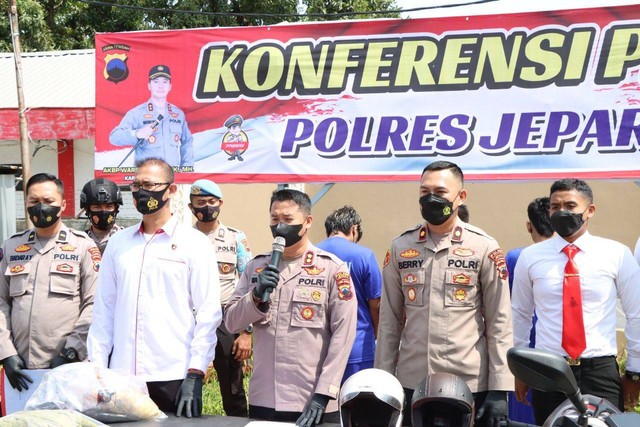 Jumpa pers kasus pembunuhan seorang wanita yang ditemukan dalam tas laundry di area perkebunan di Desa Kepuk, Kecamatan Bangsri, Jepara. Foto: Dok. Polres Jepara